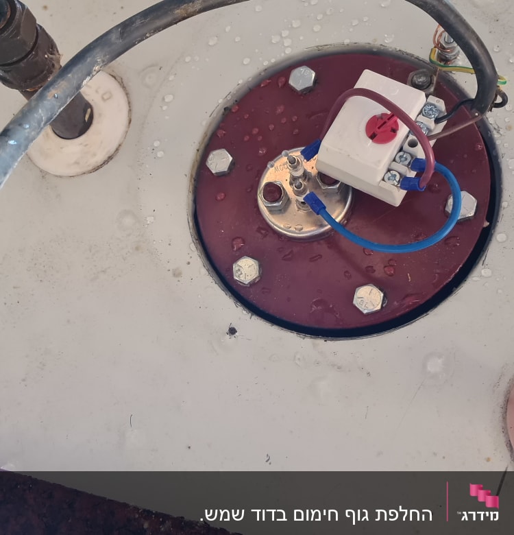 חיבורי חשמל עם כבלים וצינור על לוח מתכת
